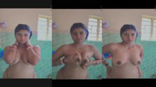 Beautiful Bhabhi Showing And – Pressing boobs